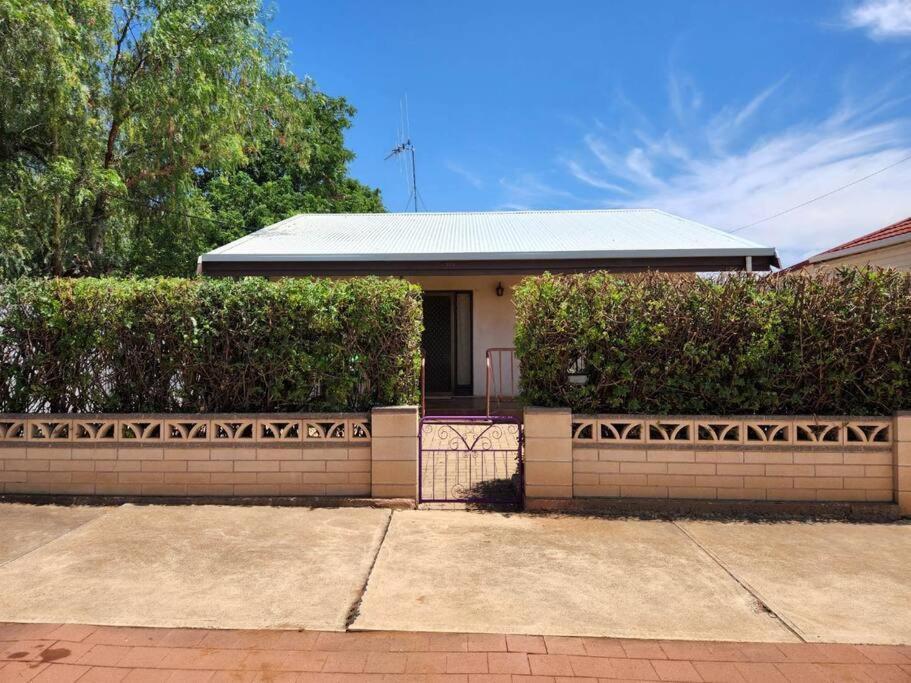 The House With The Purple Gate Villa Broken Hill Dış mekan fotoğraf